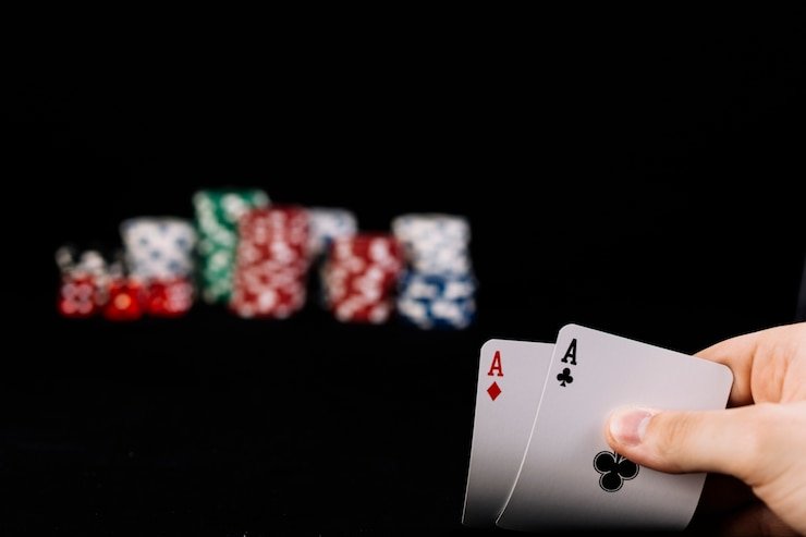 Suasana pengguna berinteraksi dengan live casino digital yang aman dan menyenangkan